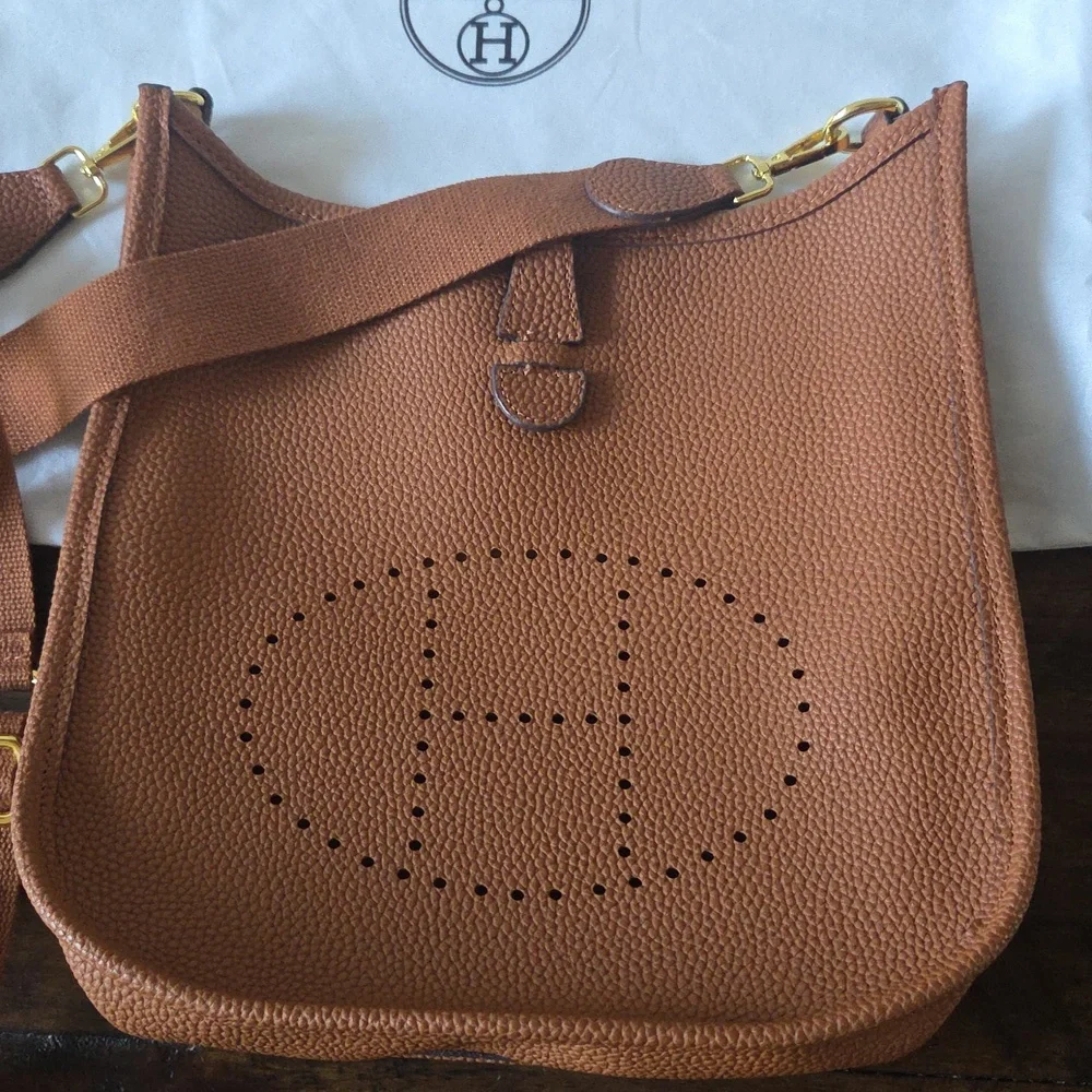 Beautiful Replica Halston Cross Body Bag. Great Condition! Tan, Gold Hardware. - Picture 3 of 11